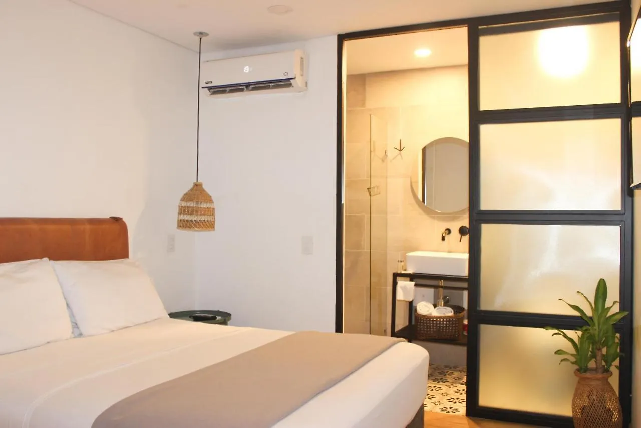 574 Hotel ميديلين 3*,